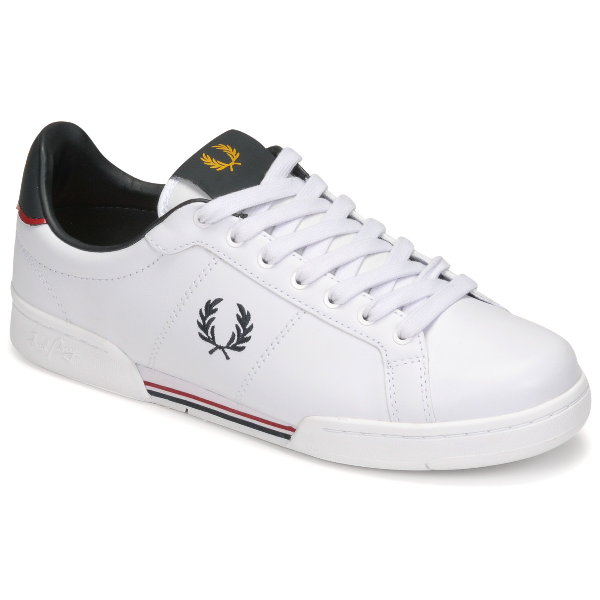 fred perry  b722 leather  men's shoes (trainers) in white