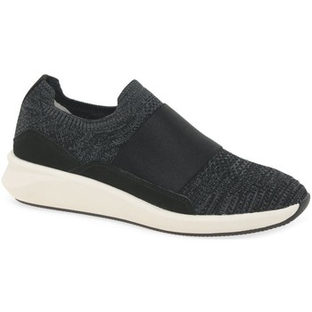 Clarks  Un Rio Knit Womens Trainers  women's Shoes (Trainers) in Black